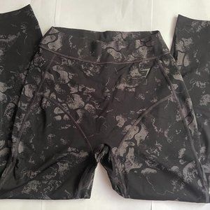 NWOT Gymshark x KKfit leggings in black camo in a size Small.